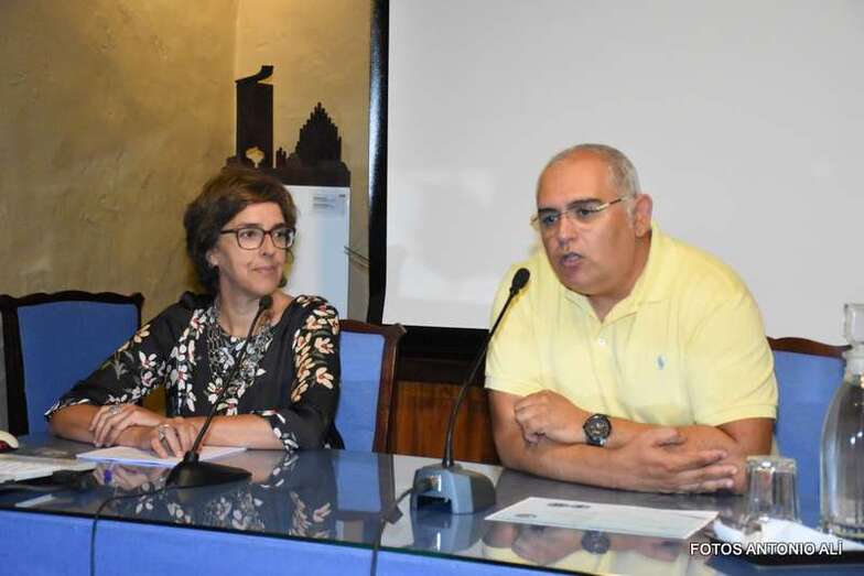 La historiadora Amara Florido junto a Juan Ismael Santana, técnico de la Casa-Museo León y Castillo (Foto Antonio Alí)